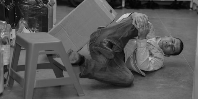 Man pictured with knee injury at work