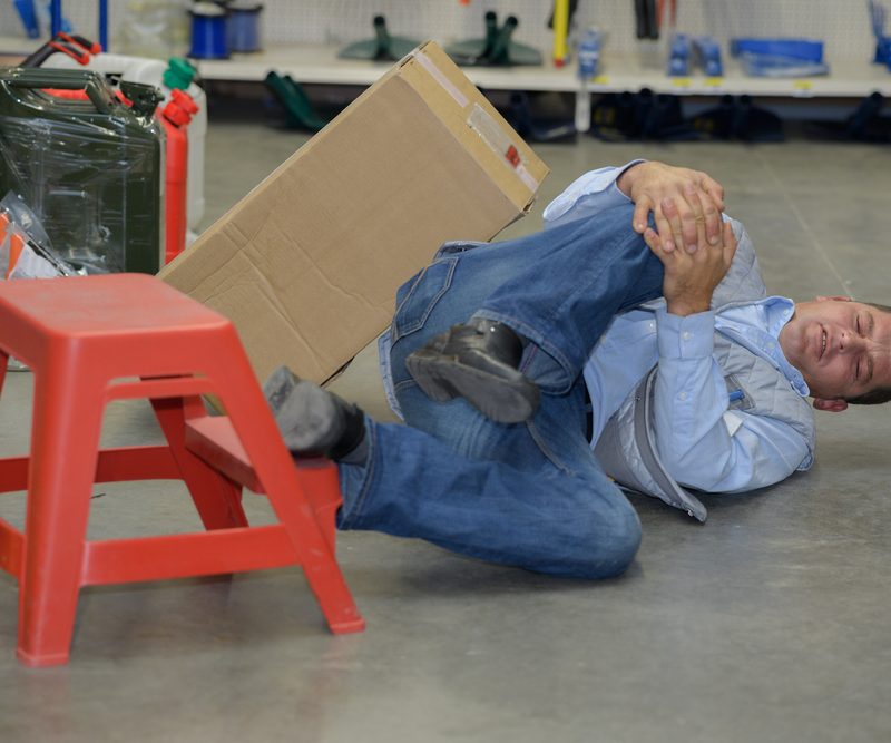 Man pictured with knee injury at work